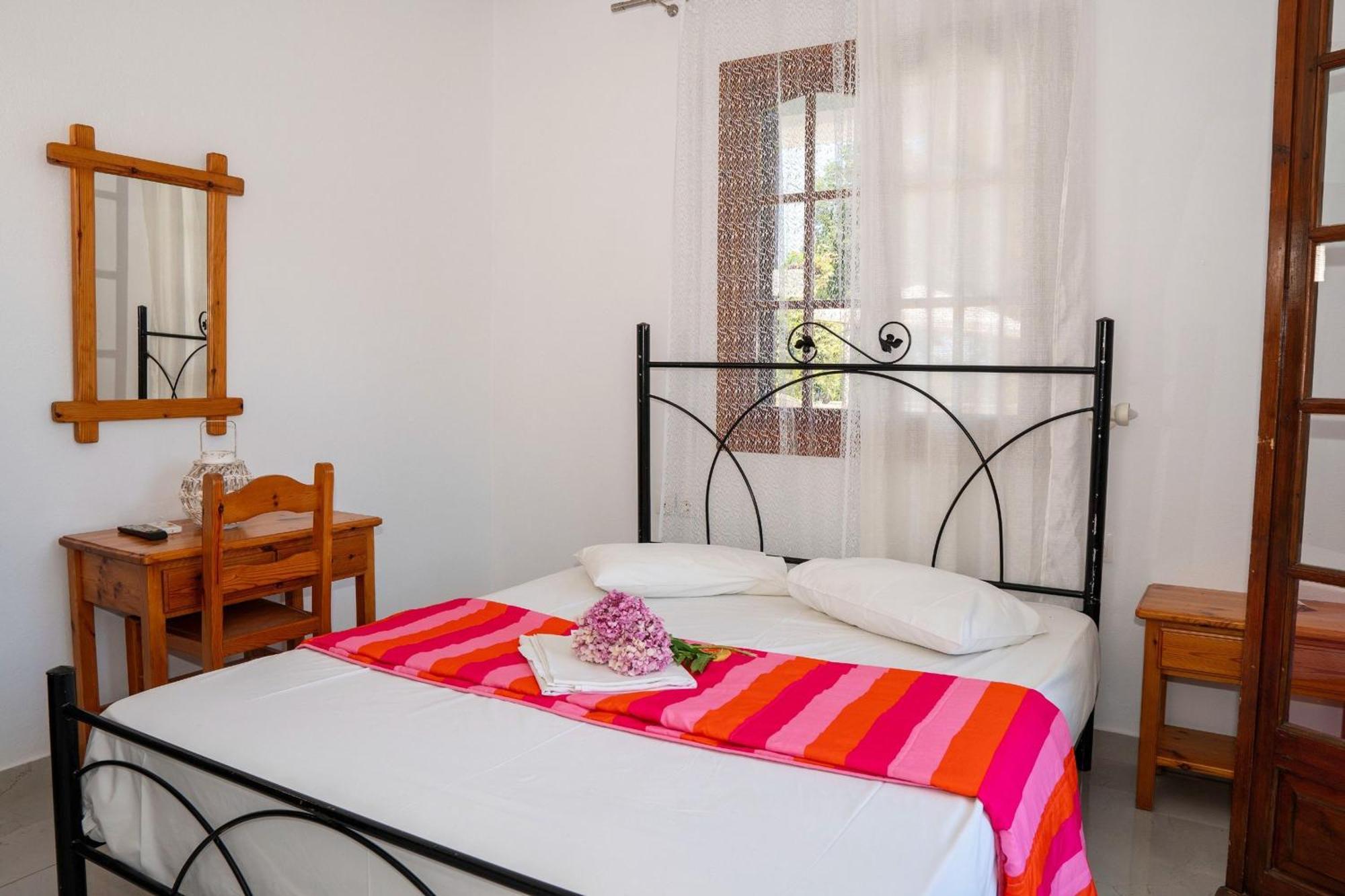Paradeisos Apartment *